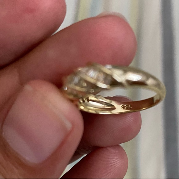 Twist baguette croissant ring with cubic zirconia stones - Picture 5 of 7